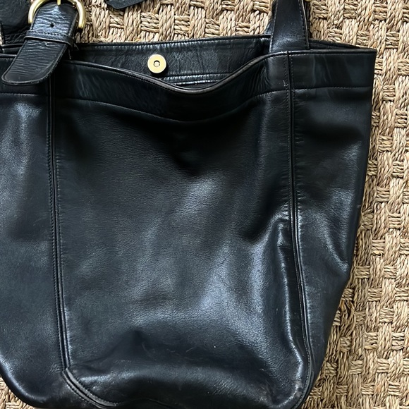 Coach bag barley worn. Nice size can fit a lot! - Picture 3 of 4